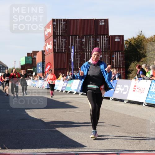 03.10.2025 - Köhlbrandbrückenlauf Lena Gebhardt http://msf.ph/oto/9080260 03.10.2025 13:45:44 Ziel 5184, 5860, 6029 meine-sportfotos.de