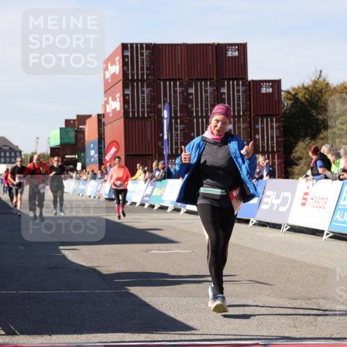 03.10.2025 - Köhlbrandbrückenlauf Lena Gebhardt http://msf.ph/oto/9080271 03.10.2025 13:45:44 Ziel 5184, 5860, 6029 meine-sportfotos.de