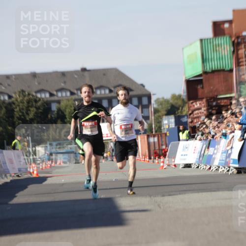 03.10.2025 - Köhlbrandbrückenlauf Jannik Wohlers http://msf.ph/oto/9080279 03.10.2025 12:50:03 Ziel 4035, 6086 meine-sportfotos.de