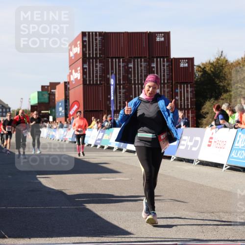 03.10.2025 - Köhlbrandbrückenlauf Lena Gebhardt http://msf.ph/oto/9080282 03.10.2025 13:45:44 Ziel 5184, 5860, 6029 meine-sportfotos.de