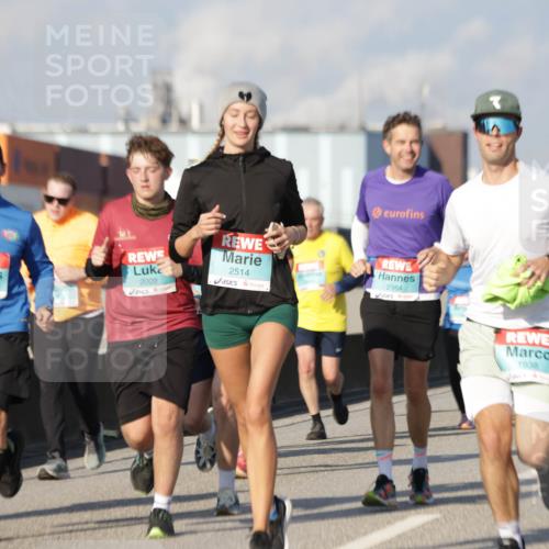 03.10.2025 - Köhlbrandbrückenlauf Jannik Wohlers http://msf.ph/oto/9080290 03.10.2025 10:01:53 Position 3 2010, 2009, 2514, 2984, 1938, 15 meine-sportfotos.de
