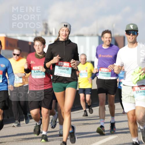 03.10.2025 - Köhlbrandbrückenlauf Jannik Wohlers http://msf.ph/oto/9080293 03.10.2025 10:01:53 Position 3 2010, 2009, 2514, 2984, 1938 meine-sportfotos.de