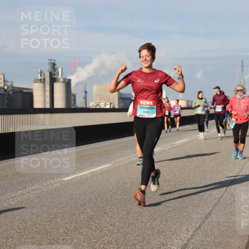 03.10.2025 - Köhlbrandbrückenlauf Lena Gebhardt http://msf.ph/oto/9080301 03.10.2025 10:03:46 Position 2 4, 2439 meine-sportfotos.de