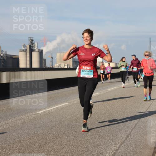 03.10.2025 - Köhlbrandbrückenlauf Lena Gebhardt http://msf.ph/oto/9080316 03.10.2025 10:03:46 Position 2 2439 meine-sportfotos.de
