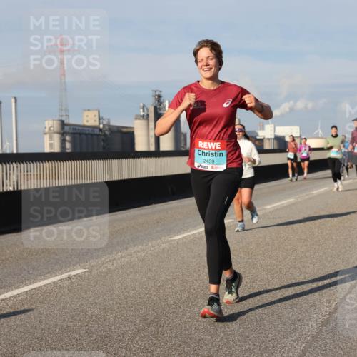 03.10.2025 - Köhlbrandbrückenlauf Lena Gebhardt http://msf.ph/oto/9080333 03.10.2025 10:03:46 Position 2 2439, 73 meine-sportfotos.de