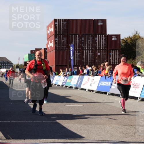 03.10.2025 - Köhlbrandbrückenlauf Lena Gebhardt http://msf.ph/oto/9080364 03.10.2025 13:45:49 Ziel 5184, 5375, 5376, 5860, 6029 meine-sportfotos.de