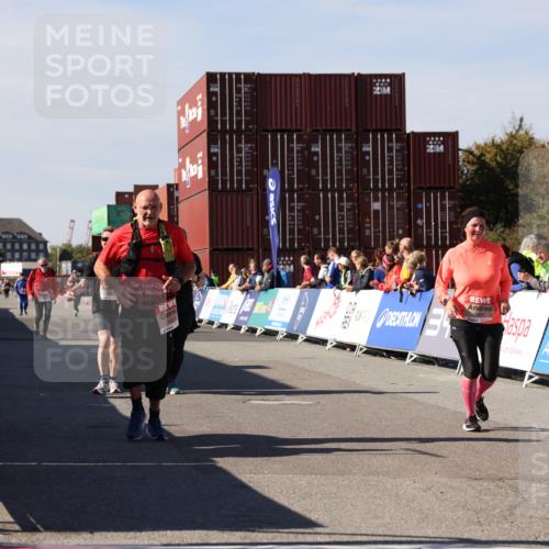 03.10.2025 - Köhlbrandbrückenlauf Lena Gebhardt http://msf.ph/oto/9080373 03.10.2025 13:45:49 Ziel 5184, 5375, 5376, 5860, 6029 meine-sportfotos.de