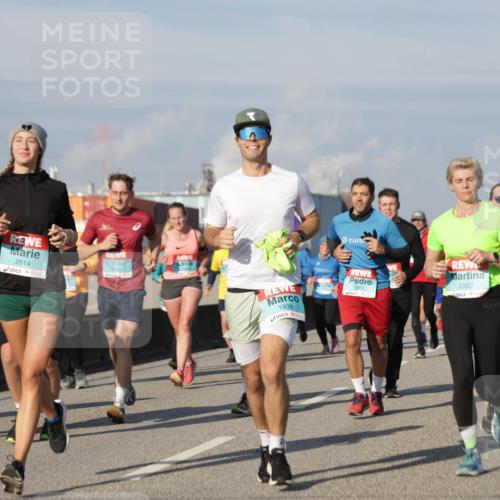 03.10.2025 - Köhlbrandbrückenlauf Jannik Wohlers http://msf.ph/oto/9080378 03.10.2025 10:01:55 Position 3 2010, 2514, 3762, 1938, 1815, 2502 meine-sportfotos.de