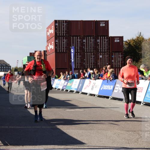 03.10.2025 - Köhlbrandbrückenlauf Lena Gebhardt http://msf.ph/oto/9080384 03.10.2025 13:45:49 Ziel 5184, 5375, 5376, 5860, 6029 meine-sportfotos.de