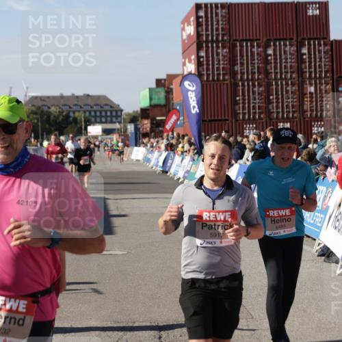 03.10.2025 - Köhlbrandbrückenlauf Jannik Wohlers http://msf.ph/oto/9080409 03.10.2025 13:17:49 Ziel 4410, 4645, 4679, 4829, 5168, 5339, 5685, 5731, 5732, 5917, 6153, 6331, 6435, 6485, 6704 meine-sportfotos.de
