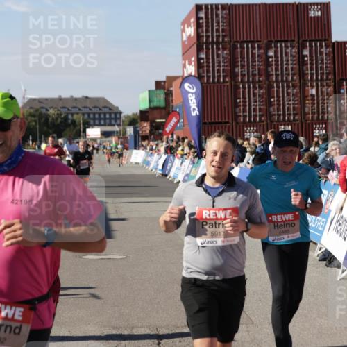 03.10.2025 - Köhlbrandbrückenlauf Jannik Wohlers http://msf.ph/oto/9080424 03.10.2025 13:17:49 Ziel 4410, 4645, 4679, 4829, 5168, 5339, 5685, 5731, 5732, 5917, 6153, 6331, 6435, 6485, 6704 meine-sportfotos.de