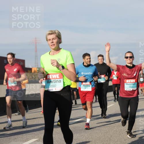 03.10.2025 - Köhlbrandbrückenlauf Jannik Wohlers http://msf.ph/oto/9080458 03.10.2025 10:01:57 Position 3 38, 2502, 1815, 1920 meine-sportfotos.de