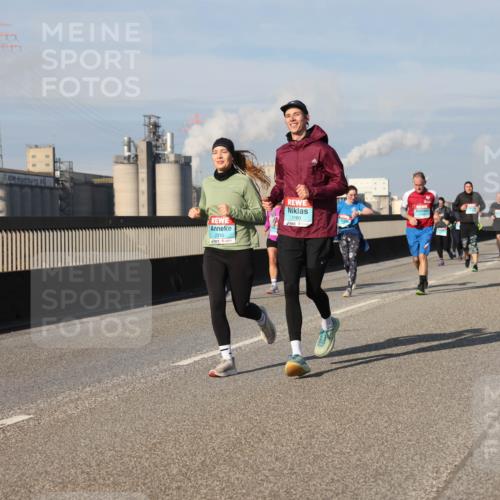 03.10.2025 - Köhlbrandbrückenlauf Lena Gebhardt http://msf.ph/oto/9080496 03.10.2025 10:03:51 Position 2 2310, 1160 meine-sportfotos.de