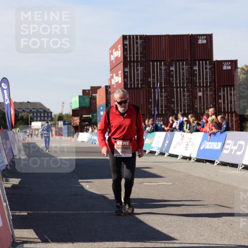 03.10.2025 - Köhlbrandbrückenlauf Lena Gebhardt http://msf.ph/oto/9080553 03.10.2025 13:45:59 Ziel 4572, 5327, 5375, 5376, 5860, 6029 meine-sportfotos.de