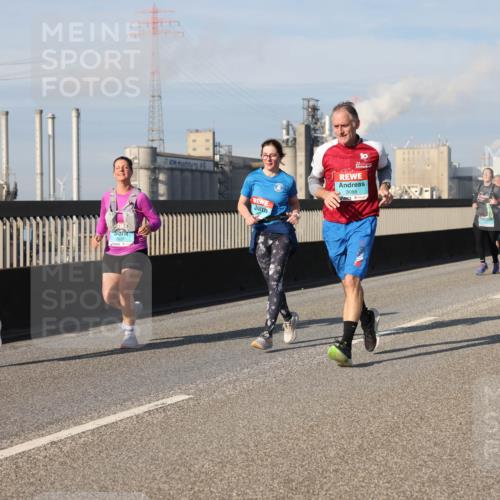 03.10.2025 - Köhlbrandbrückenlauf Lena Gebhardt http://msf.ph/oto/9080687 03.10.2025 10:03:55 Position 2 10, 3088 meine-sportfotos.de