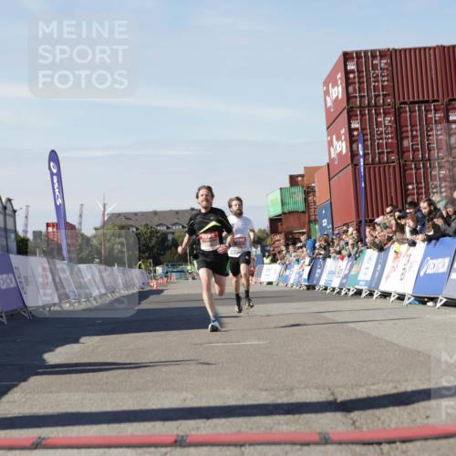 03.10.2025 - Köhlbrandbrückenlauf Jannik Wohlers http://msf.ph/oto/9080755 03.10.2025 12:50:05 Ziel 4035, 6086 meine-sportfotos.de