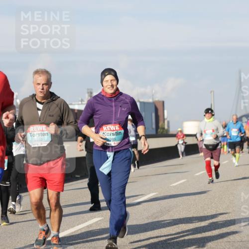 03.10.2025 - Köhlbrandbrückenlauf Jannik Wohlers http://msf.ph/oto/9080759 03.10.2025 10:02:05 Position 3 3172, 2886, 2885 meine-sportfotos.de