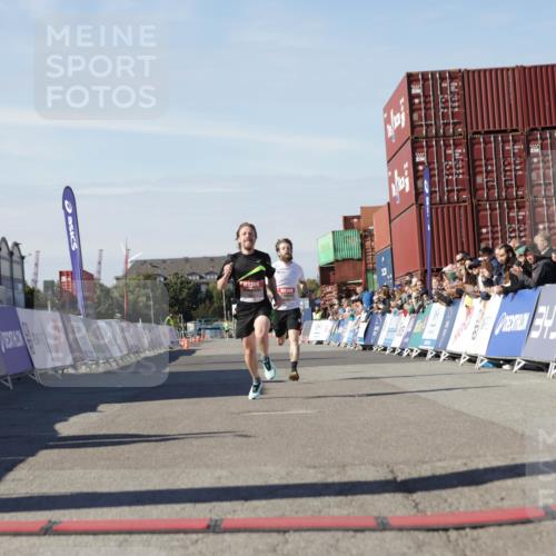 03.10.2025 - Köhlbrandbrückenlauf Jannik Wohlers http://msf.ph/oto/9080765 03.10.2025 12:50:05 Ziel 4035, 6086 meine-sportfotos.de