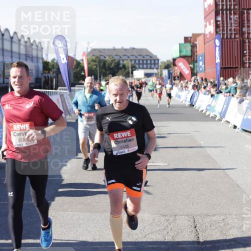 03.10.2025 - Köhlbrandbrückenlauf Jannik Wohlers http://msf.ph/oto/9080788 03.10.2025 13:17:55 Ziel 4333, 4366, 4679, 4682, 4829, 5129, 5168, 5685, 5731, 5732, 5917, 6153, 6435, 6485, 6704 meine-sportfotos.de
