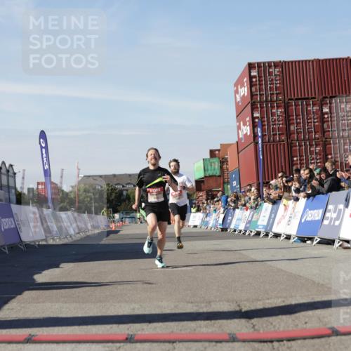 03.10.2025 - Köhlbrandbrückenlauf Jannik Wohlers http://msf.ph/oto/9080844 03.10.2025 12:50:05 Ziel 4035, 6086 meine-sportfotos.de