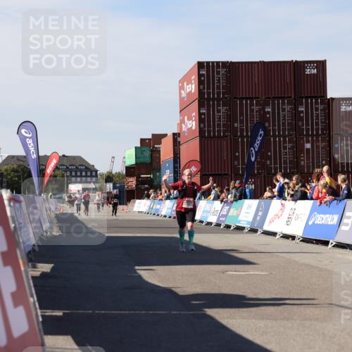 03.10.2025 - Köhlbrandbrückenlauf Lena Gebhardt http://msf.ph/oto/9080860 03.10.2025 13:46:25 Ziel 5900 meine-sportfotos.de