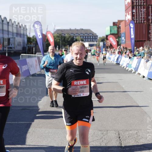 03.10.2025 - Köhlbrandbrückenlauf Jannik Wohlers http://msf.ph/oto/9080875 03.10.2025 13:17:55 Ziel 4333, 4366, 4679, 4682, 4829, 5129, 5168, 5685, 5731, 5732, 5917, 6153, 6435, 6485, 6704 meine-sportfotos.de