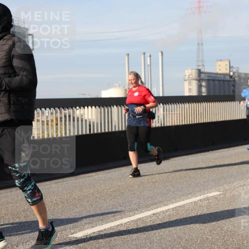 03.10.2025 - Köhlbrandbrückenlauf Lena Gebhardt http://msf.ph/oto/9080886 03.10.2025 10:04:01 Position 2 1759, 873 meine-sportfotos.de
