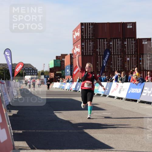03.10.2025 - Köhlbrandbrückenlauf Lena Gebhardt http://msf.ph/oto/9080887 03.10.2025 13:46:27 Ziel 5900 meine-sportfotos.de