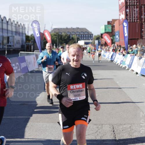 03.10.2025 - Köhlbrandbrückenlauf Jannik Wohlers http://msf.ph/oto/9080890 03.10.2025 13:17:55 Ziel 4333, 4366, 4679, 4682, 4829, 5129, 5168, 5685, 5731, 5732, 5917, 6153, 6435, 6485, 6704 meine-sportfotos.de
