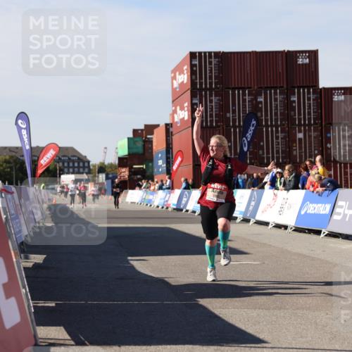 03.10.2025 - Köhlbrandbrückenlauf Lena Gebhardt http://msf.ph/oto/9080896 03.10.2025 13:46:28 Ziel 5900 meine-sportfotos.de