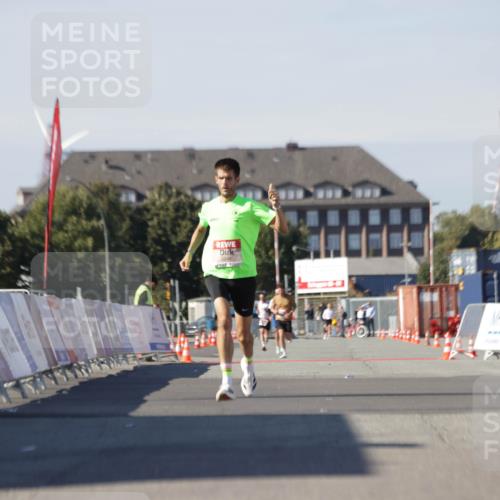 03.10.2025 - Köhlbrandbrückenlauf Jannik Wohlers http://msf.ph/oto/9080900 03.10.2025 12:50:34 Ziel 6248 meine-sportfotos.de