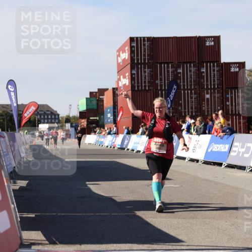 03.10.2025 - Köhlbrandbrückenlauf Lena Gebhardt http://msf.ph/oto/9080905 03.10.2025 13:46:28 Ziel 5900 meine-sportfotos.de