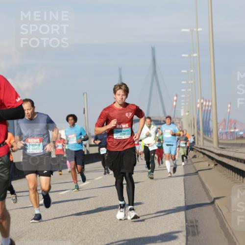 03.10.2025 - Köhlbrandbrückenlauf Jannik Wohlers http://msf.ph/oto/9080913 03.10.2025 09:54:23 Position 3 1375, 2026, 3738 meine-sportfotos.de