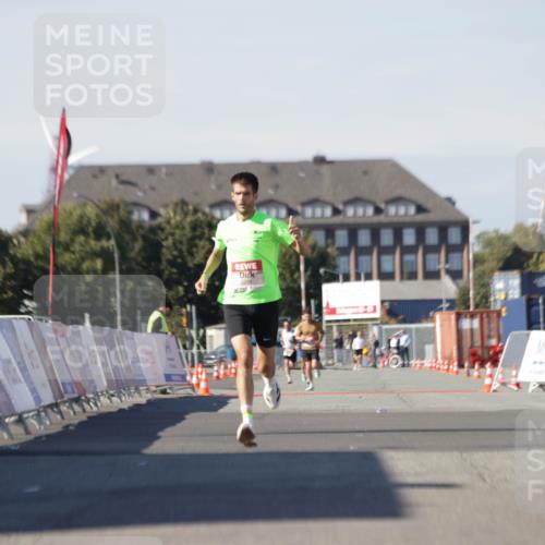 03.10.2025 - Köhlbrandbrückenlauf Jannik Wohlers http://msf.ph/oto/9080914 03.10.2025 12:50:34 Ziel 6248 meine-sportfotos.de