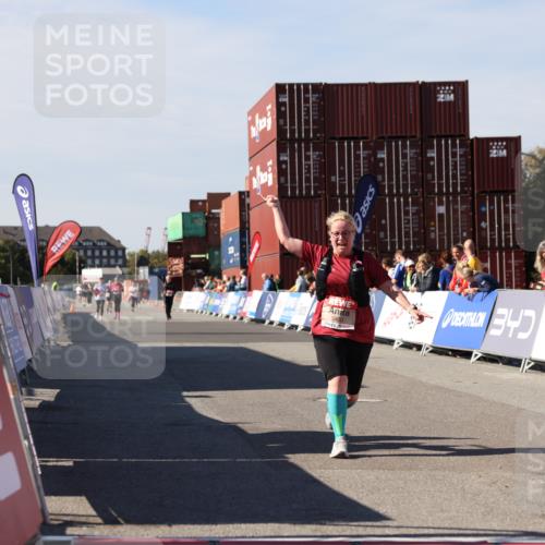 03.10.2025 - Köhlbrandbrückenlauf Lena Gebhardt http://msf.ph/oto/9080916 03.10.2025 13:46:28 Ziel 5900 meine-sportfotos.de