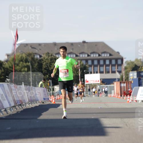 03.10.2025 - Köhlbrandbrückenlauf Jannik Wohlers http://msf.ph/oto/9080930 03.10.2025 12:50:34 Ziel 6248 meine-sportfotos.de