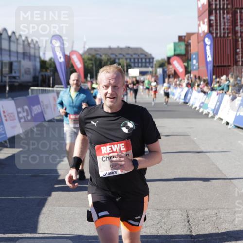 03.10.2025 - Köhlbrandbrückenlauf Jannik Wohlers http://msf.ph/oto/9080967 03.10.2025 13:17:56 Ziel 4333, 4366, 4679, 4682, 4829, 5129, 5168, 5685, 5731, 5732, 5917, 6153, 6435, 6485 meine-sportfotos.de