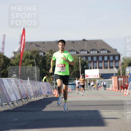 03.10.2025 - Köhlbrandbrückenlauf Jannik Wohlers http://msf.ph/oto/9080971 03.10.2025 12:50:34 Ziel 6248 meine-sportfotos.de