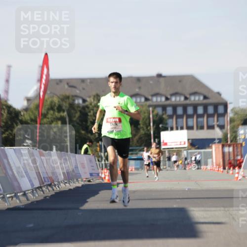 03.10.2025 - Köhlbrandbrückenlauf Jannik Wohlers http://msf.ph/oto/9080987 03.10.2025 12:50:34 Ziel 6248 meine-sportfotos.de