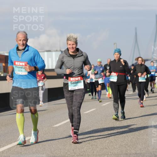 03.10.2025 - Köhlbrandbrückenlauf Jannik Wohlers http://msf.ph/oto/9081017 03.10.2025 10:02:13 Position 3 3676, 2421, 1538 meine-sportfotos.de