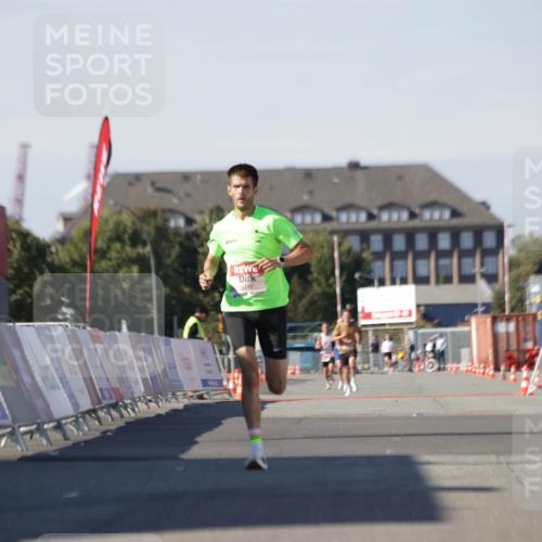 03.10.2025 - Köhlbrandbrückenlauf Jannik Wohlers http://msf.ph/oto/9081026 03.10.2025 12:50:35 Ziel 6248 meine-sportfotos.de