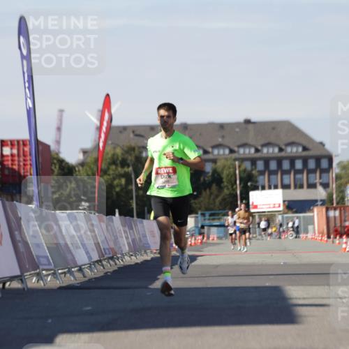 03.10.2025 - Köhlbrandbrückenlauf Jannik Wohlers http://msf.ph/oto/9081045 03.10.2025 12:50:35 Ziel 6248 meine-sportfotos.de