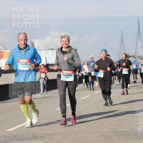 03.10.2025 - Köhlbrandbrückenlauf Jannik Wohlers http://msf.ph/oto/9081046 03.10.2025 10:02:13 Position 3 3676, 2421 meine-sportfotos.de