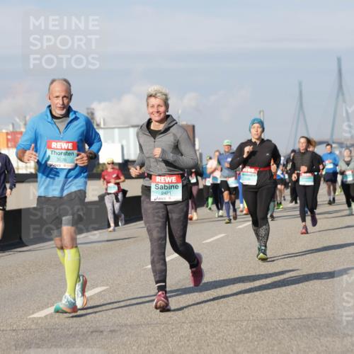 03.10.2025 - Köhlbrandbrückenlauf Jannik Wohlers http://msf.ph/oto/9081061 03.10.2025 10:02:13 Position 3 3676, 2421, 1538 meine-sportfotos.de