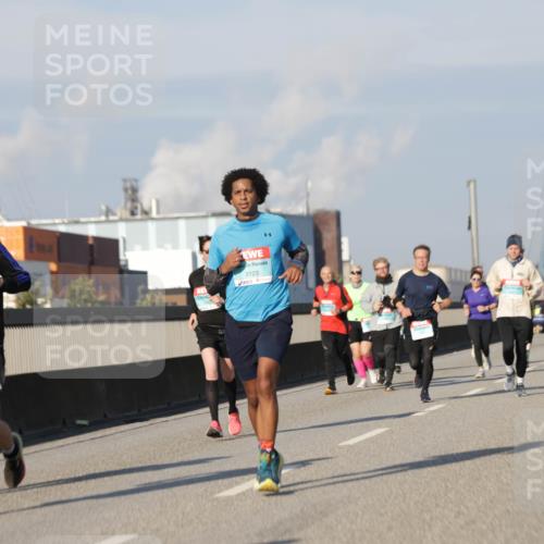 03.10.2025 - Köhlbrandbrückenlauf Jannik Wohlers http://msf.ph/oto/9081100 03.10.2025 09:54:28 Position 3 3808, 3123 meine-sportfotos.de