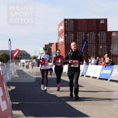 03.10.2025 - Köhlbrandbrückenlauf Lena Gebhardt http://msf.ph/oto/9081110 03.10.2025 13:46:47 Ziel 5275, 5388, 5759 meine-sportfotos.de
