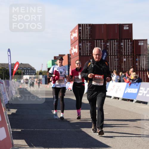 03.10.2025 - Köhlbrandbrückenlauf Lena Gebhardt http://msf.ph/oto/9081119 03.10.2025 13:46:48 Ziel 5275, 5372, 5388, 5759 meine-sportfotos.de