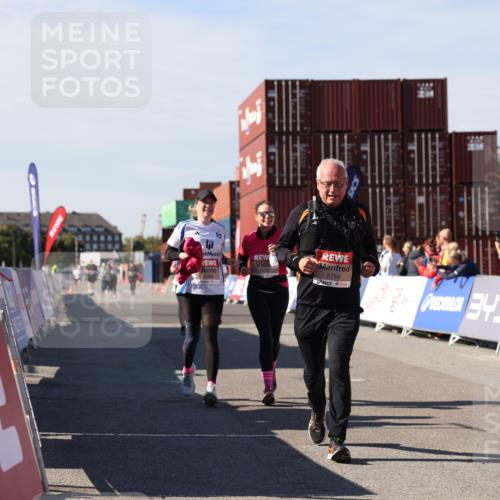 03.10.2025 - Köhlbrandbrückenlauf Lena Gebhardt http://msf.ph/oto/9081127 03.10.2025 13:46:48 Ziel 5275, 5372, 5388, 5759 meine-sportfotos.de