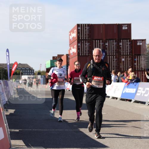 03.10.2025 - Köhlbrandbrückenlauf Lena Gebhardt http://msf.ph/oto/9081135 03.10.2025 13:46:48 Ziel 5275, 5372, 5388, 5759 meine-sportfotos.de