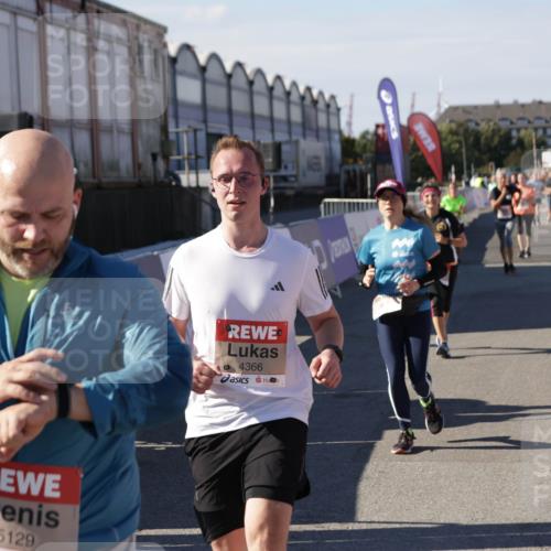 03.10.2025 - Köhlbrandbrückenlauf Jannik Wohlers http://msf.ph/oto/9081168 03.10.2025 13:17:59 Ziel 4333, 4366, 4682, 4829, 4950, 5129, 6153, 6435, 6633, 6634 meine-sportfotos.de